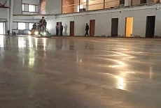 Бетонный пол с упрочненным верхним слоем
